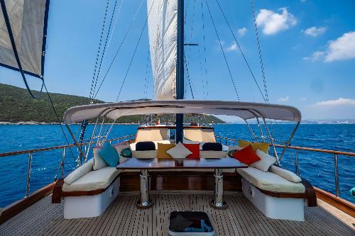 Stylish Foredeck With Additional Seating 