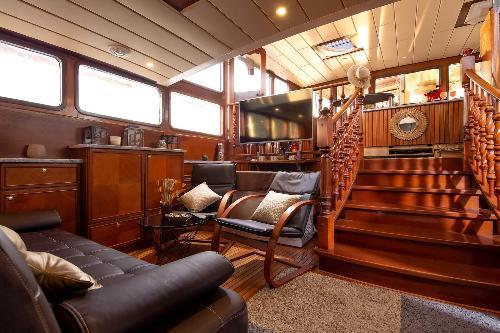 Comfortable Salon with Entertainment System