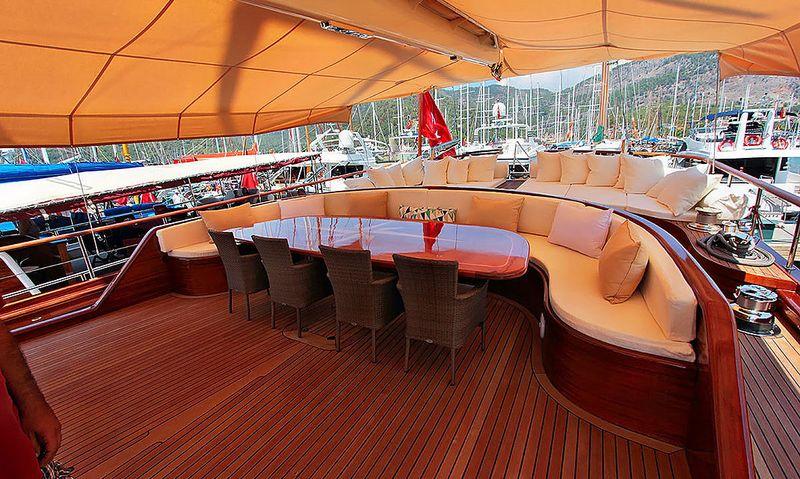 Uncompromising Comfort: Carpe Diem V's Luxurious Amenities