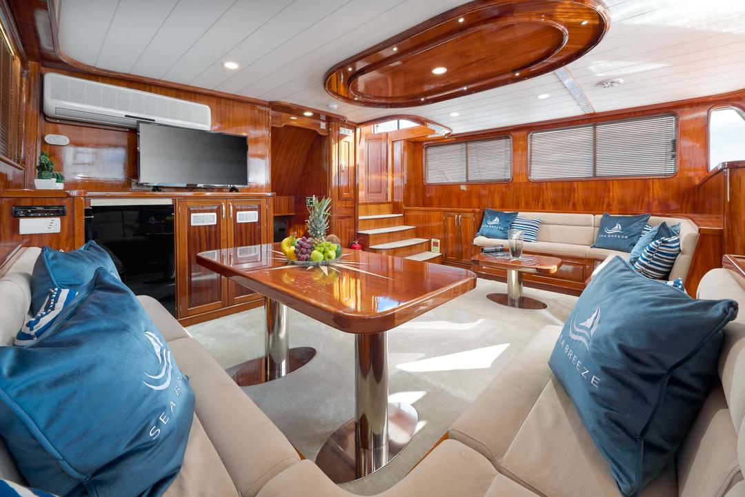 Warm Embrace of Elegance: Sea Breeze's Intimate Salon Retreat