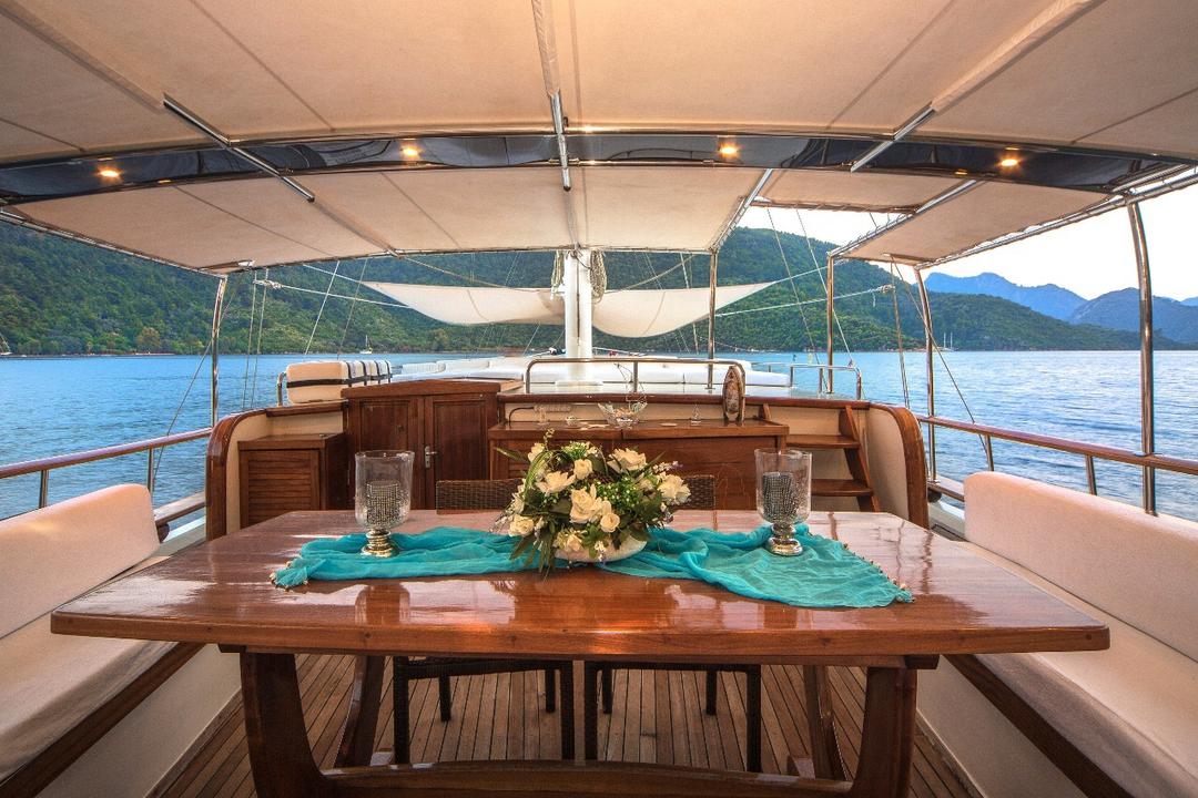 Dining Delight: Panoramic Views with Every Meal